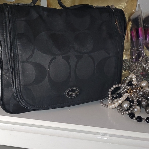 Gently/barely used medium coach cosmetic bag - Picture 2 of 8